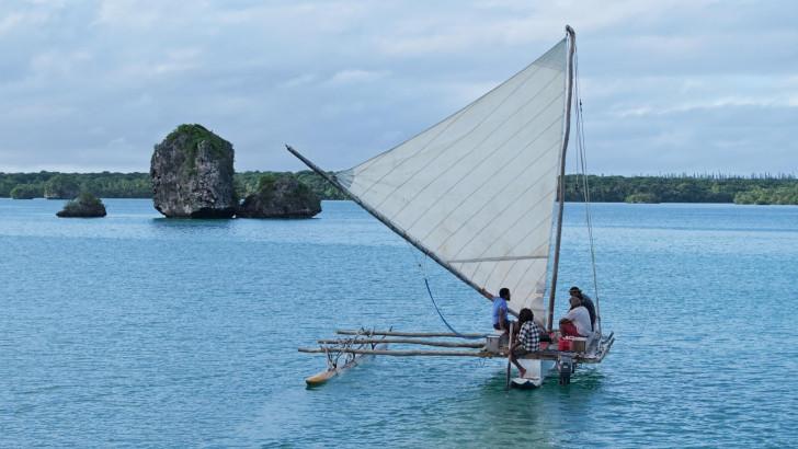 Pirogue dans la baie d'Upi de l’île des Pins, en Nouvelle-Calédonie.